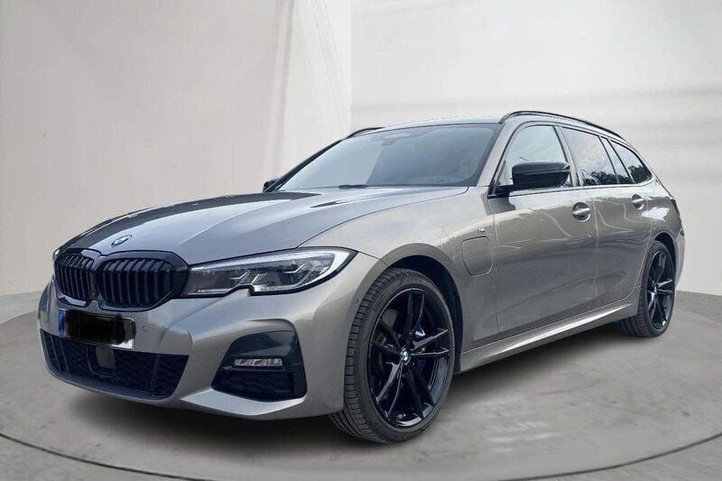 Grå Begagnad 2021 BMW 330e M Sport Kombi | 375 000 kr (Dyr) - Bild 1/4