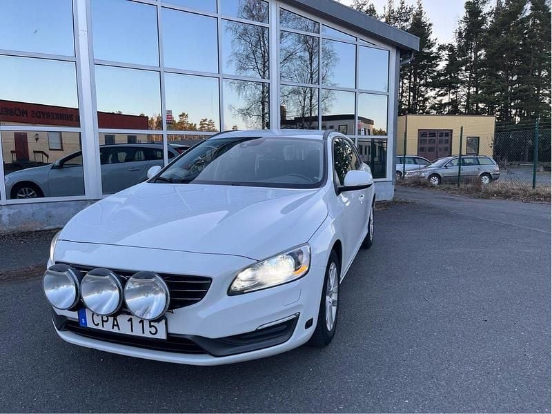Vit Begagnad 2015 Volvo V60 Kinetic Kombi | 103 000 kr (Bra pris) - Bild 1/4
