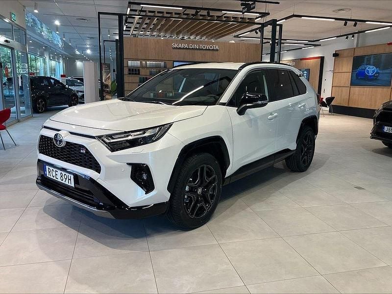 Vit Ny 2025 Toyota RAV4 Hybrid Sport SUV | 525 900 kr (Marknadspris) - Bild 1/4