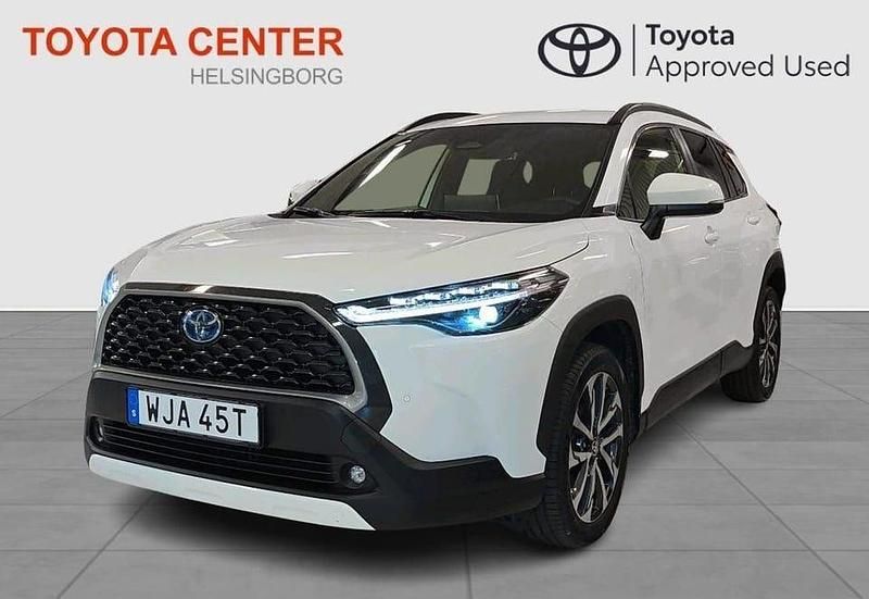 Vit Begagnad 2023 Toyota Corolla Cross Style SUV | 359 900 kr (Marknadspris) - Bild 1/4