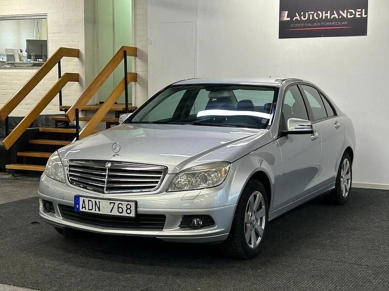 Silver Begagnad 2008 Mercedes C180 Classic Sedan | 69 900 kr (Marknadspris) - Bild 1/4