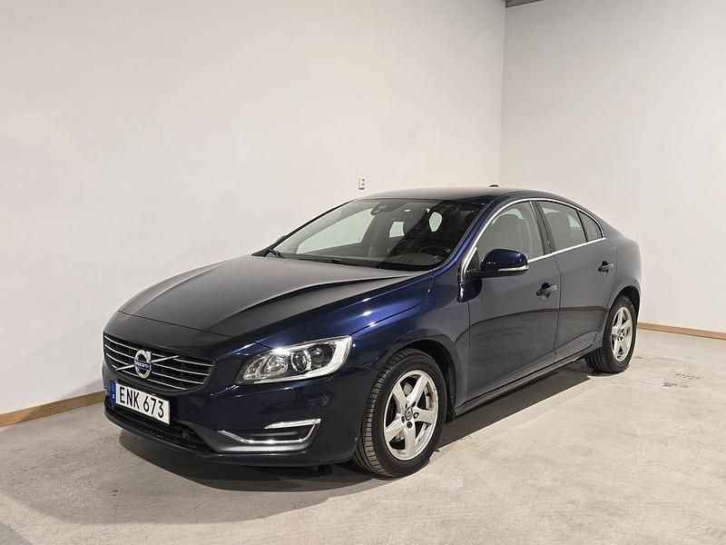 Blå Begagnad 2015 Volvo S60 Momentum Sedan | 139 000 kr (Marknadspris) - Bild 1/4