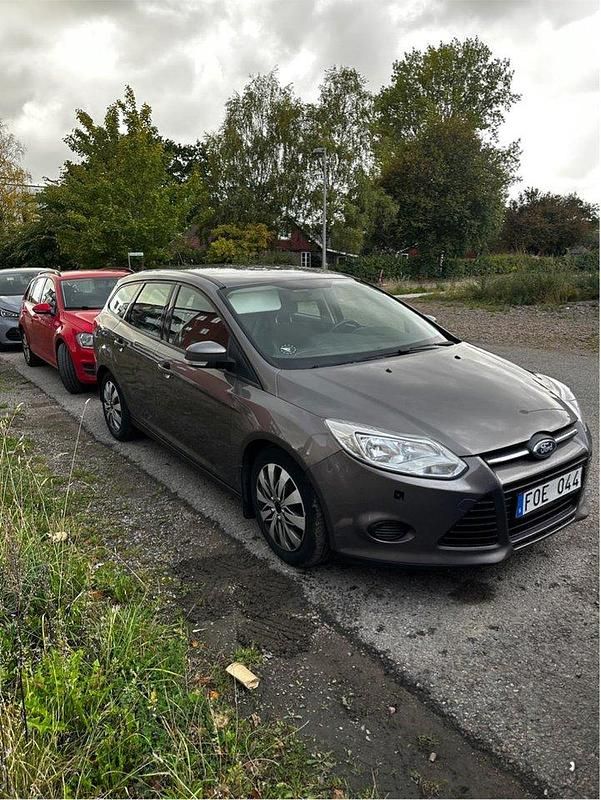 Brun Begagnad 2013 Ford Focus Trend Kombi | 57 000 kr (Marknadspris) - Bild 1/4