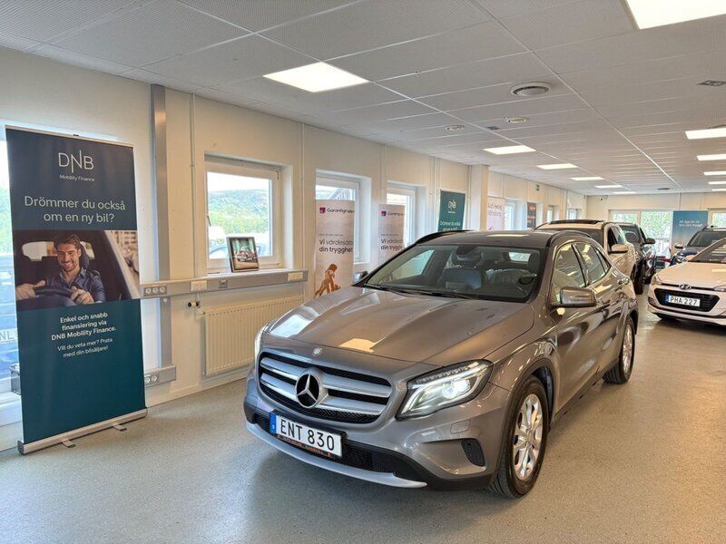 Mörkgrå (grå) Begagnad 2015 Mercedes GLA220 Style SUV | 169 900 kr - Bild 1/4