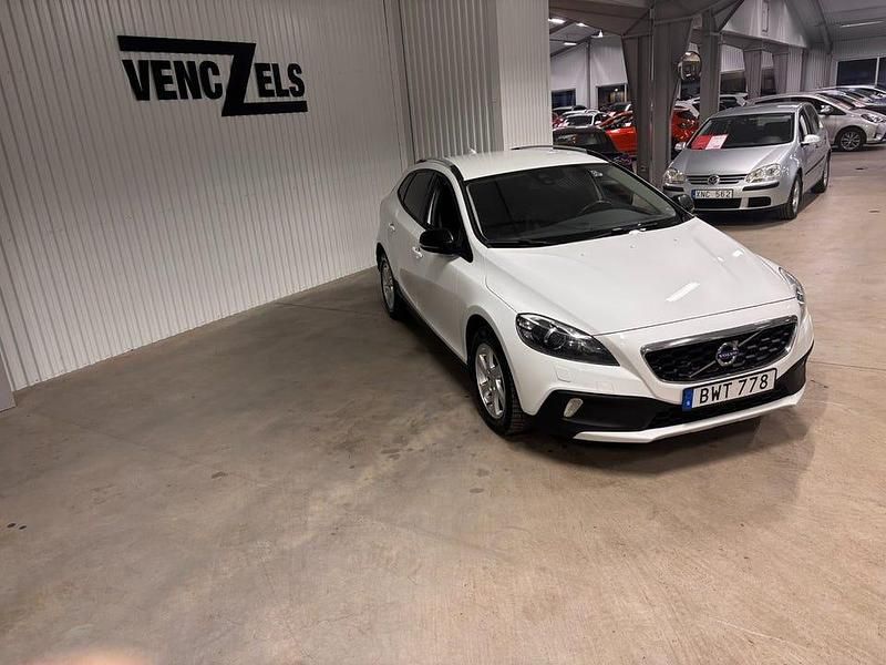 Begagnad Volvo V40 CC Momentum 116 HK (85 kW) 2015 Vit Kombi