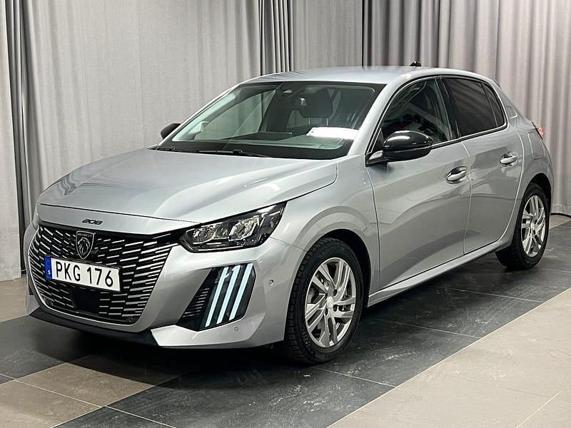 Grå Begagnad 2023 Peugeot 208 Allure Halvkombi | 189 900 kr (Marknadspris) - Bild 1/4