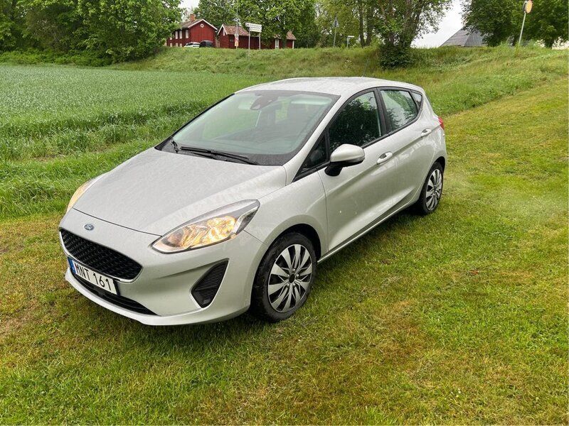 Grå Begagnad 2018 Ford Fiesta Halvkombi | 68 000 kr - Bild 1/4