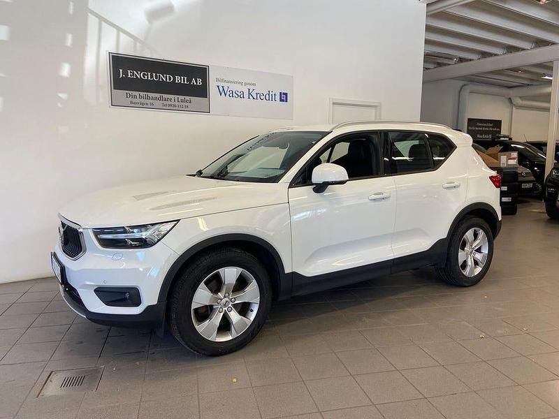 Vit Begagnad 2018 Volvo XC40 Momentum SUV | 279 900 kr (Lite dyr) - Bild 1/4