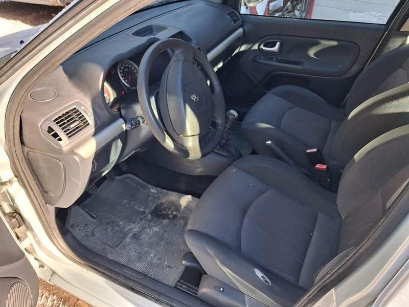 Begagnad Renault Clio R.S. 75 HK (55 kW) 2005 Halvkombi