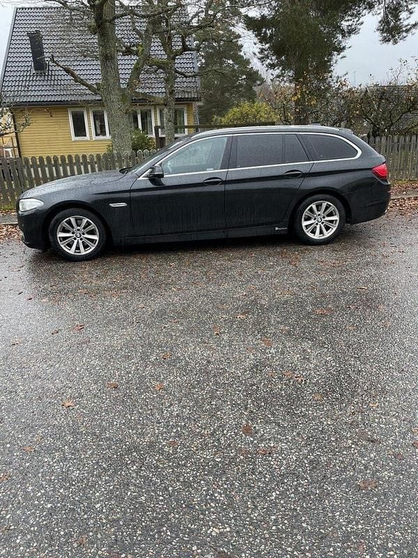 Svart Begagnad 2017 BMW 520 Kombi | 170 000 kr (Superpris) - Bild 1/4