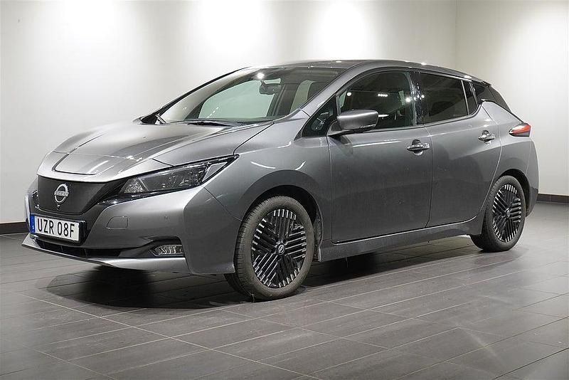 Grå Begagnad 2022 Nissan Leaf 360º Halvkombi | 174 800 kr (Marknadspris) - Bild 1/2