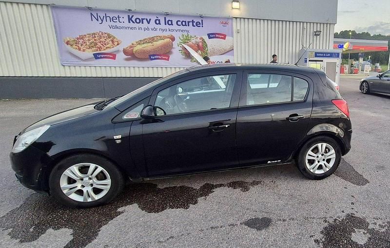 Svart Begagnad 2010 Opel Corsa Enjoy Halvkombi | 40 000 kr (Marknadspris) - Bild 1/3