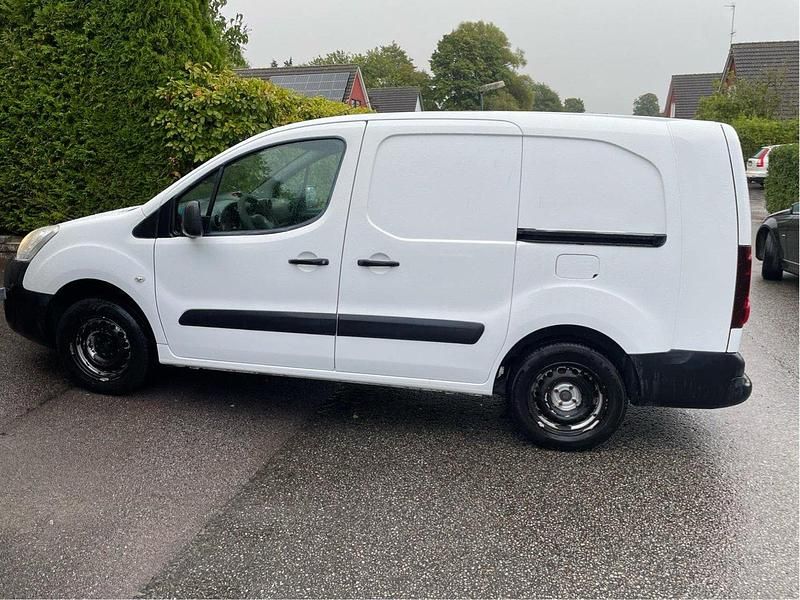 Vit Begagnad 2017 Peugeot Partner Minibuss | 79 000 kr (Superpris) - Bild 1/4