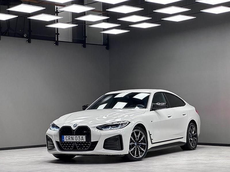 Vit Begagnad 2023 BMW i4 M Sport Sedan | 549 900 kr (Bra pris) - Bild 1/3