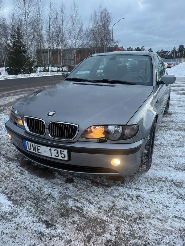 Begagnad 2004 BMW 318 Sedan | 27 000 kr (Bra pris) - Bild 1/4