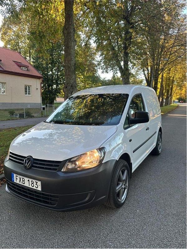 Vit Begagnad 2015 VW Caddy Minibuss | 84 900 kr (Lite dyr) - Bild 1/4