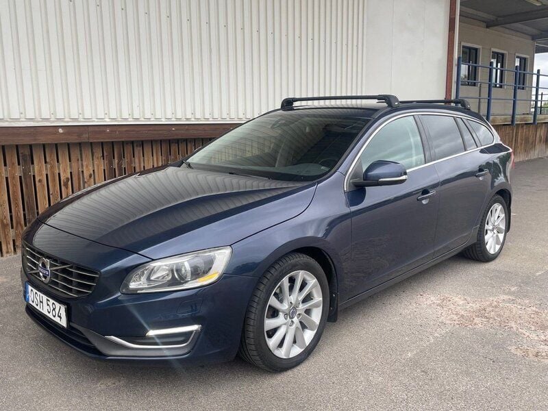 Blå Begagnad 2015 Volvo V60 Kombi | 129 500 kr (Marknadspris) - Bild 1/4