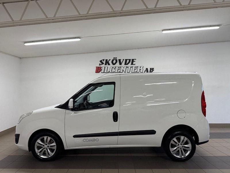 Vit Begagnad 2012 Opel Combo Van | 59 700 kr (Marknadspris) - Bild 1/4