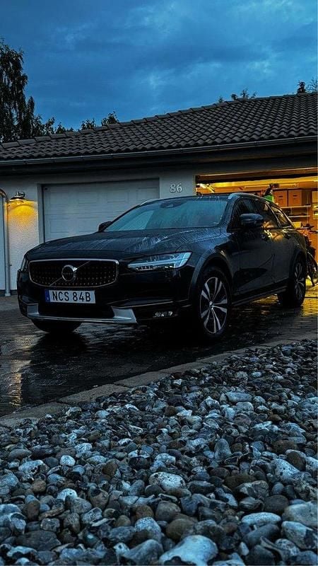 Grå Begagnad 2020 Volvo V90 CC Momentum Kombi | 270 000 kr (Bra pris) - Bild 1/4