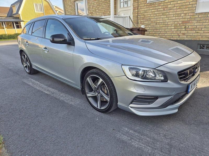 Silver Begagnad 2014 Volvo V60 R-Design Kombi | 195 000 kr (Lite dyr) - Bild 1/4