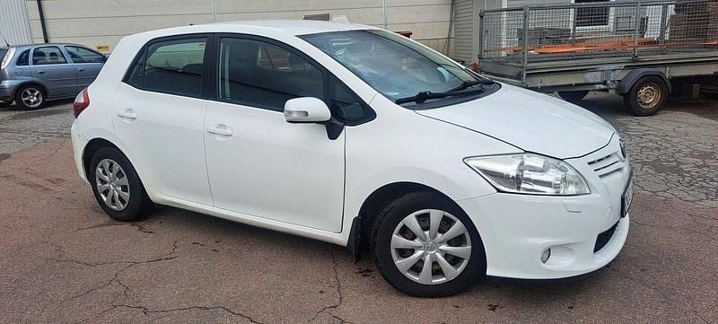 Vit Begagnad 2011 Toyota Auris Plus Halvkombi | 34 900 kr (Bra pris) - Bild 1/4