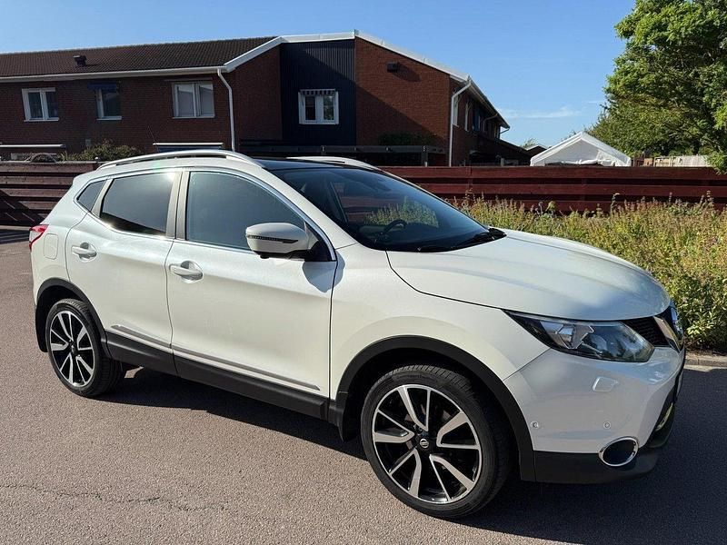 Vit Begagnad 2015 Nissan Qashqai SUV | 150 000 kr (Dyr) - Bild 1/4