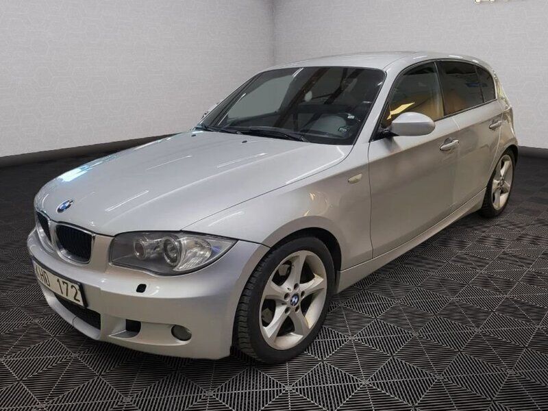 Ljusgrå Begagnad 2007 BMW 120 Advantage Halvkombi | 59 900 kr (Marknadspris) - Bild 1/4