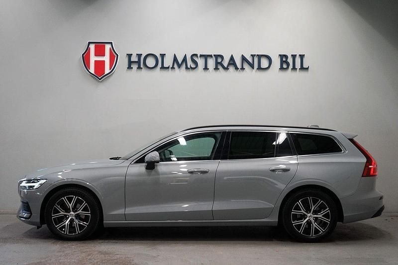 Grå Begagnad 2023 Volvo V60 Core Kombi | 349 900 kr (Marknadspris) - Bild 1/4