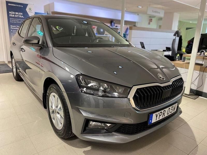 Grå Ny 2025 Skoda Fabia Halvkombi | 269 300 kr (Marknadspris) - Bild 1/4