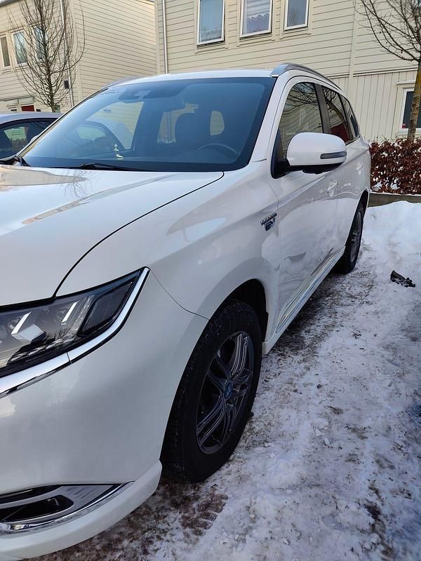 Begagnad Mitsubishi Outlander 224 HK (164 kW) 2019 SUV