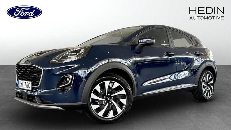 Blå (blue) Begagnad 2024 Ford Puma Gen-E Titanium SUV | 234 000 kr (Bra pris) - Bild 1/4
