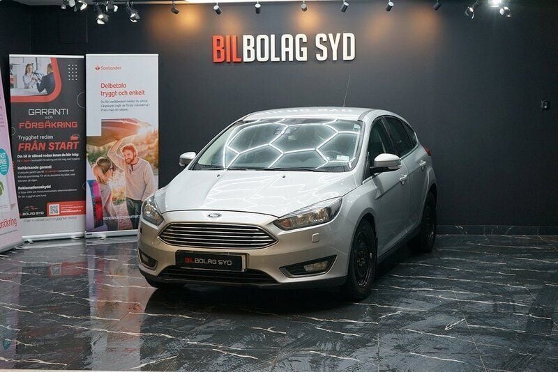 Grå Begagnad 2015 Ford Focus Titanium Halvkombi | 69 900 kr (Bra pris) - Bild 1/4