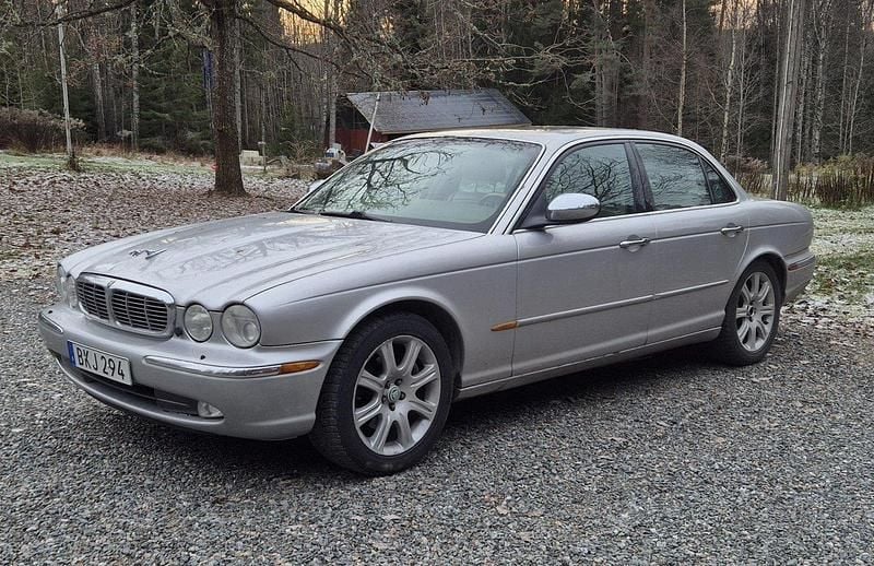 Silver Begagnad 2004 Jaguar XJ Sedan | 35 000 kr - Bild 1/4