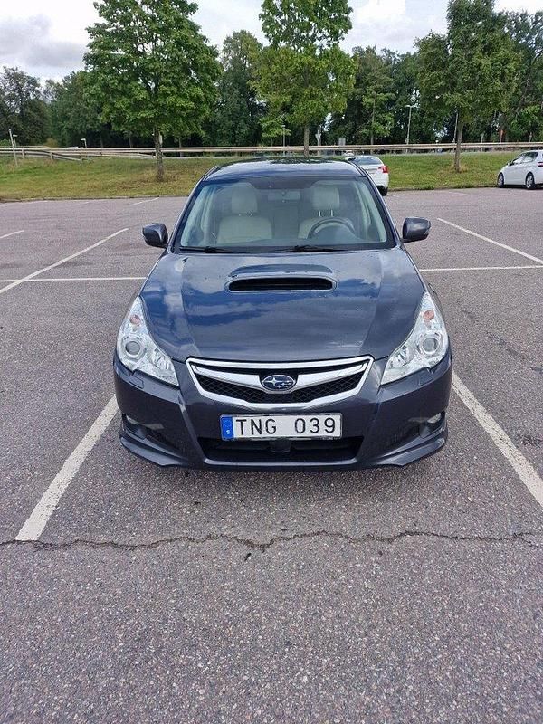 Grå Begagnad 2012 Subaru Legacy Kombi | 45 999 kr (Superpris) - Bild 1/4