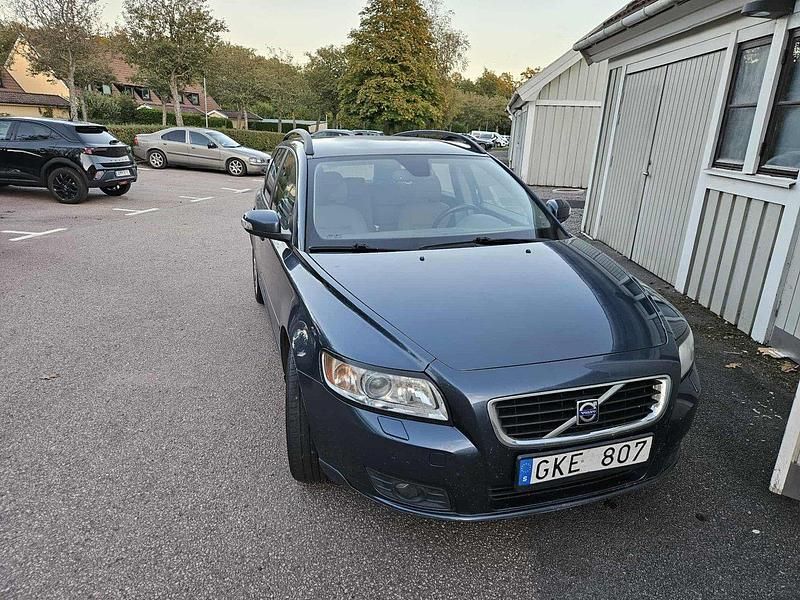Blå Begagnad 2008 Volvo V50 Momentum Kombi | 9 000 kr (Superpris) - Bild 1/4