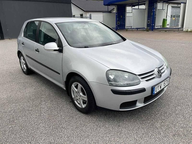 Silver Begagnad 2004 VW Golf IV Trendline Halvkombi | 25 000 kr (Marknadspris) - Bild 1/4
