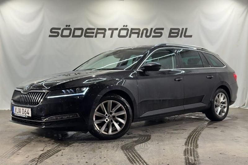 Svart Begagnad 2022 Skoda Superb Business Line Kombi | 319 900 kr (Marknadspris) - Bild 1/2