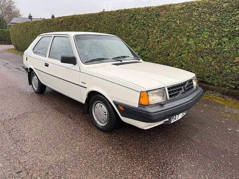 Vit Begagnad 1986 Volvo 340 Halvkombi | 34 500 kr - Bild 1/4