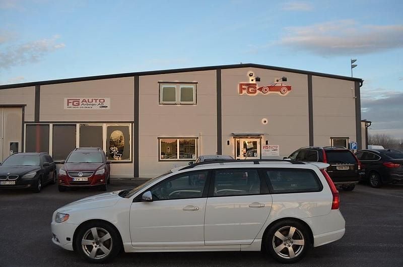 Vit Begagnad 2010 Volvo V70 R-Design Kombi | 69 000 kr (Marknadspris) - Bild 1/4
