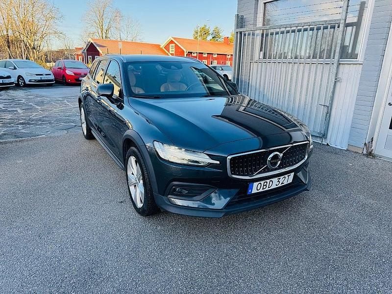 Grå metallic Begagnad 2019 Volvo V60 CC SE Kombi | 299 900 kr (Marknadspris) - Bild 1/4