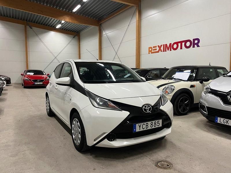 Vit Begagnad 2016 Toyota Aygo X-play Halvkombi | 79 900 kr (Marknadspris) - Bild 1/4