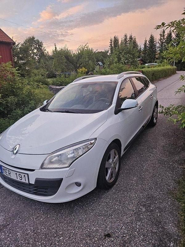 Vit Begagnad 2012 Renault Mégane GrandTour Kombi | 49 000 kr (Marknadspris) - Bild 1/4
