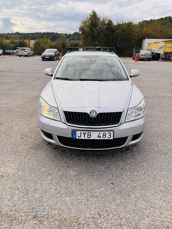 Silver Begagnad 2009 Skoda Octavia Ambiente Kombi | 25 000 kr (Marknadspris) - Bild 1/4