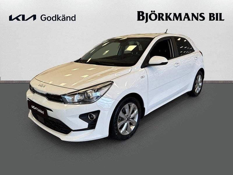 Vit (/ud/clear white) Begagnad 2022 Kia Rio Advance Halvkombi | 179 900 kr (Marknadspris) - Bild 1/4