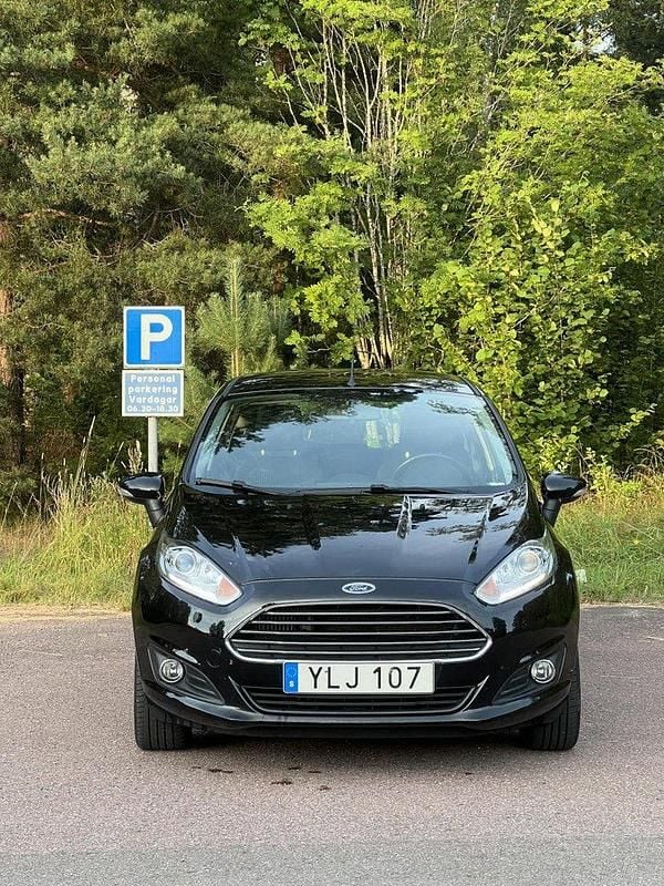 Svart Begagnad 2017 Ford Fiesta Halvkombi | 94 000 kr (Bra pris) - Bild 1/4