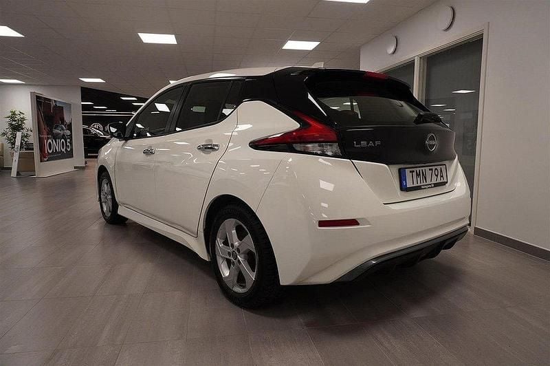 Begagnad Nissan Leaf N-Connecta 110 kW (150 HK) 2023 Vit Halvkombi
