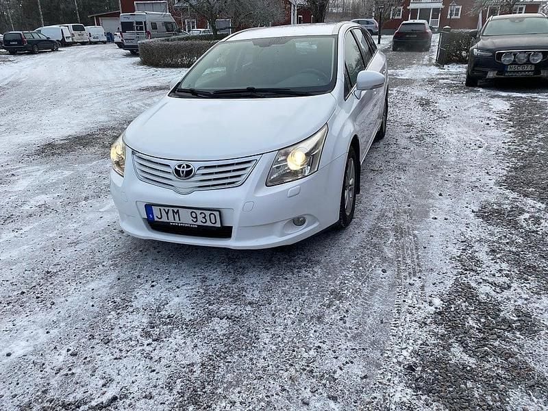 Vit Begagnad 2009 Toyota Avensis Business Edition Kombi | 66 500 kr (Marknadspris) - Bild 1/4