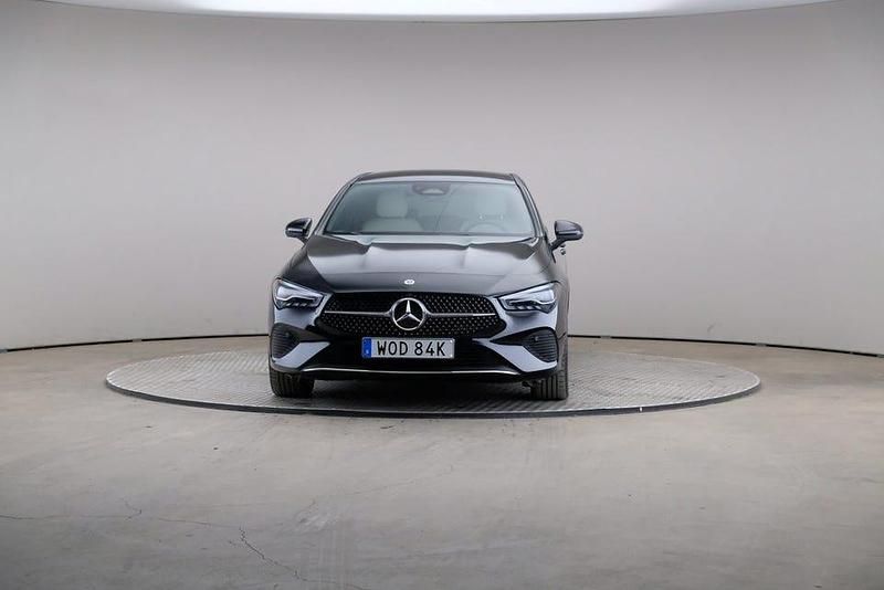 Begagnad Mercedes CLA250 Advanced Plus 218 HK (160 kW) 2024 Kosmossvart (metallic) Sedan