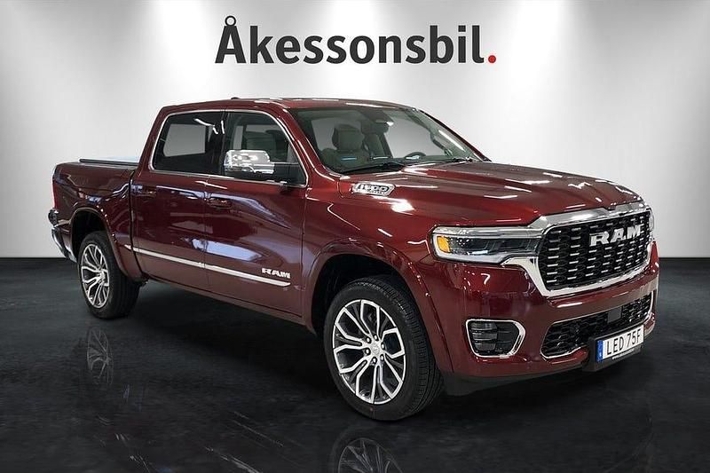 Ny RAM 1500 548 HK (403 kW) 2025 Röd Pickup