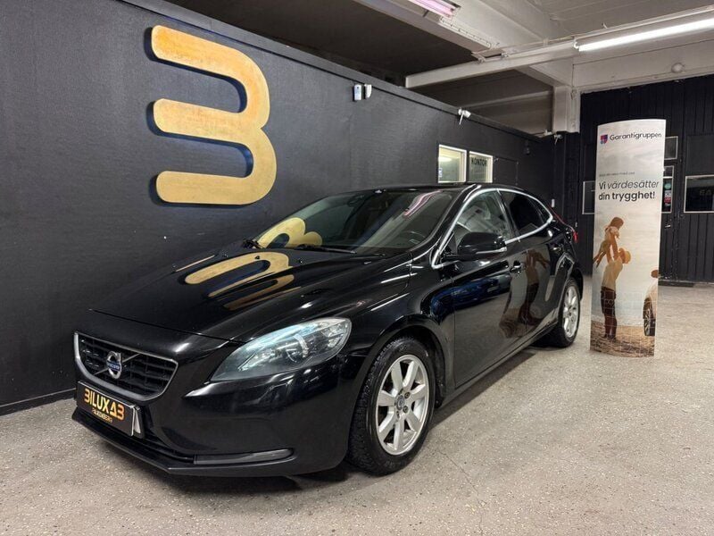 Svart Begagnad 2015 Volvo V40 Momentum Kombi | 73 900 kr (Marknadspris) - Bild 1/4